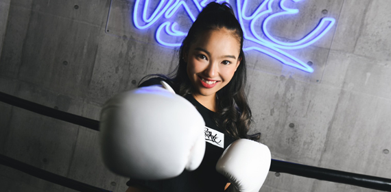 神戸 フィットネス 女性 ボクシンググローブ