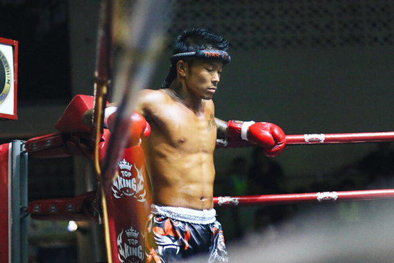 神戸 フィットネス 男性トレーナー ボクシンググローブ