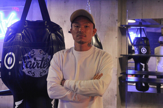 神戸ムエタイフィットネス 男性トレーナー ボクシンググローブ